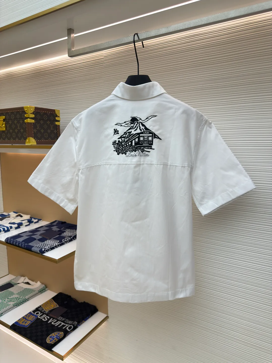 LOUIS VUITTON Mount Fuji embroidered short-sleeved shirt ●Authentic product: purchased and developed by 9150 ●Item number: 1680104-A75 ●Material: cotton fabric ●Technology: embroidery production ●Version: fitted version ●Weight: about 315 grams ●Size: Creative collaborations for the 2025 autumn and winter shows. A retro handwritten logo resides on the chest pocket, while the Mount Fuji and cherry blossom patterns on the back represent the iconic elements of Nigo's hometown. The overall wiring is straight and delicate, the fabric is comfortable and soft, and the color is consistent without color difference. It can be matched with the same style to create a fashionable look and control various occasions. Customized accessories, complete with three standards, same style for men and women!